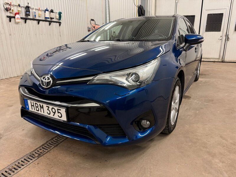 Mörkblå Begagnad 2015 Toyota Avensis Multidrive S Kombi | 189 000 kr (Lite dyr) - Bild 1/4