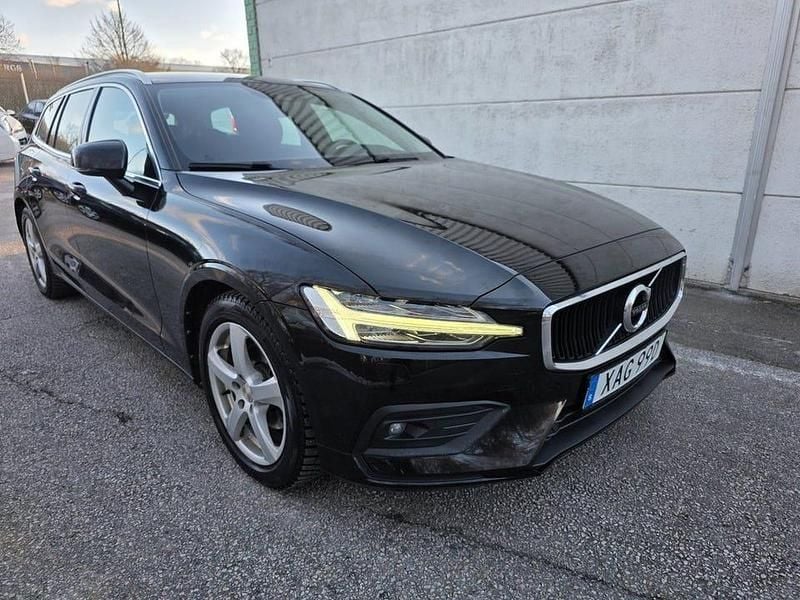 Svart Begagnad 2020 Volvo V60 Momentum Kombi | 169 000 kr (Marknadspris) - Bild 1/4