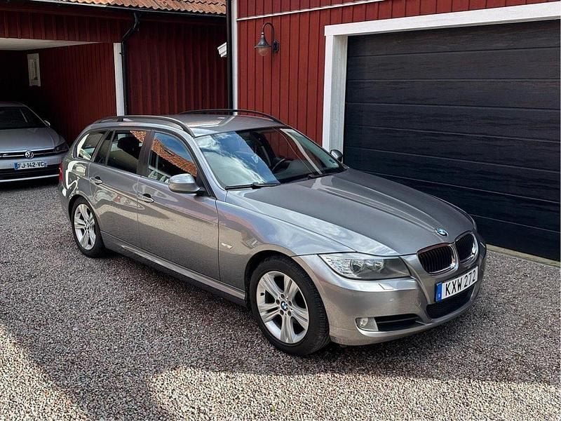 Grå Begagnad 2010 BMW 318 Comfort Edition Kombi | 72 000 kr (Marknadspris) - Bild 1/4