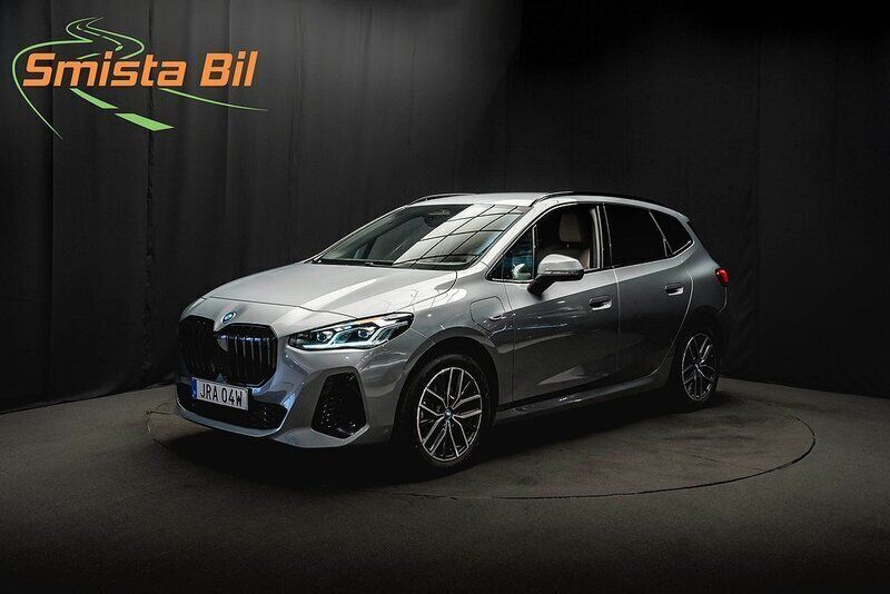 Grå Begagnad 2022 BMW 225 Active Tourer M Sport Minibuss | 339 700 kr (Marknadspris) - Bild 1/4