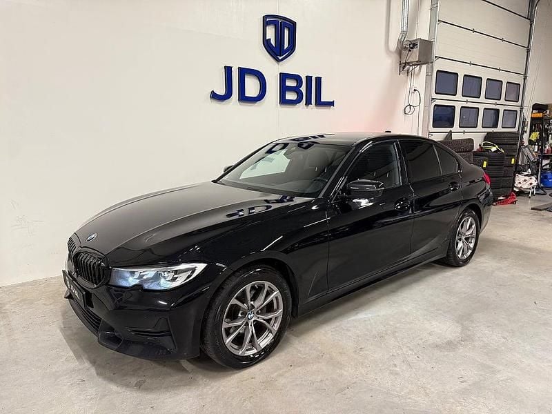 Svart Begagnad 2021 BMW 320 Sport Line Sedan | 299 700 kr (Superpris) - Bild 1/4