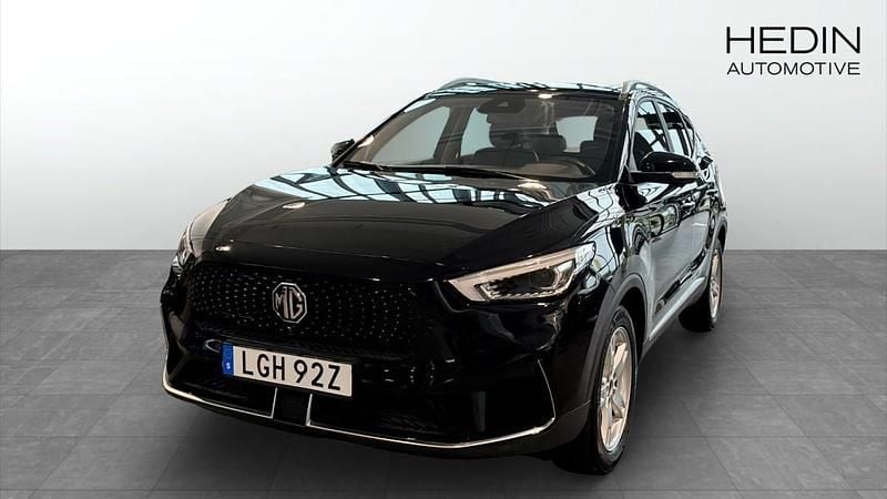 Svart (black) Begagnad 2022 MG ZS Luxury Sedan | 254 900 kr (Bra pris) - Bild 1/4