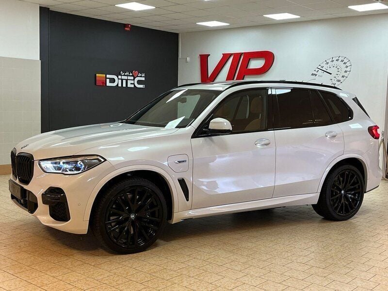 Vit Begagnad 2023 BMW X5 iPerformance SUV | 899 900 kr - Bild 1/4