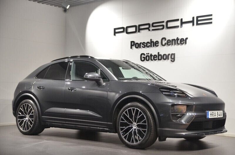 Grå (grey) Begagnad 2025 Porsche Macan SUV | 1 050 000 kr (Marknadspris) - Bild 1/4