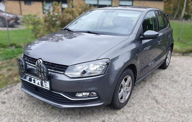 Grå Begagnad 2017 VW Polo Halvkombi | 70 000 kr (Marknadspris) - Bild 1/3