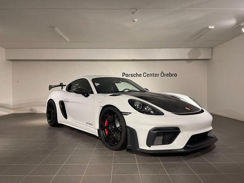 Vit Begagnad 2022 Porsche 718 Cayman GT4 Sportkupé | 1 599 000 kr (Superpris) - Bild 1/4
