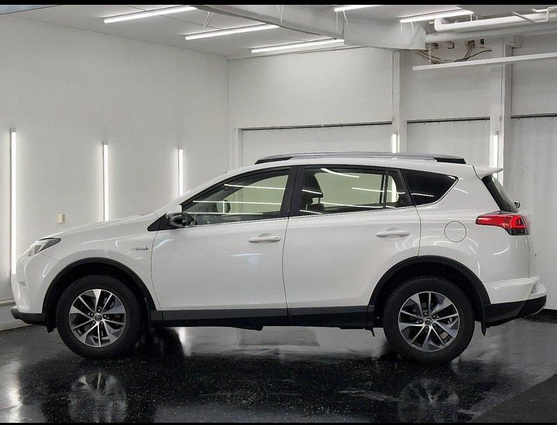 Vit Begagnad 2017 Toyota RAV4 Hybrid Active SUV | 169 500 kr (Marknadspris) - Bild 1/4