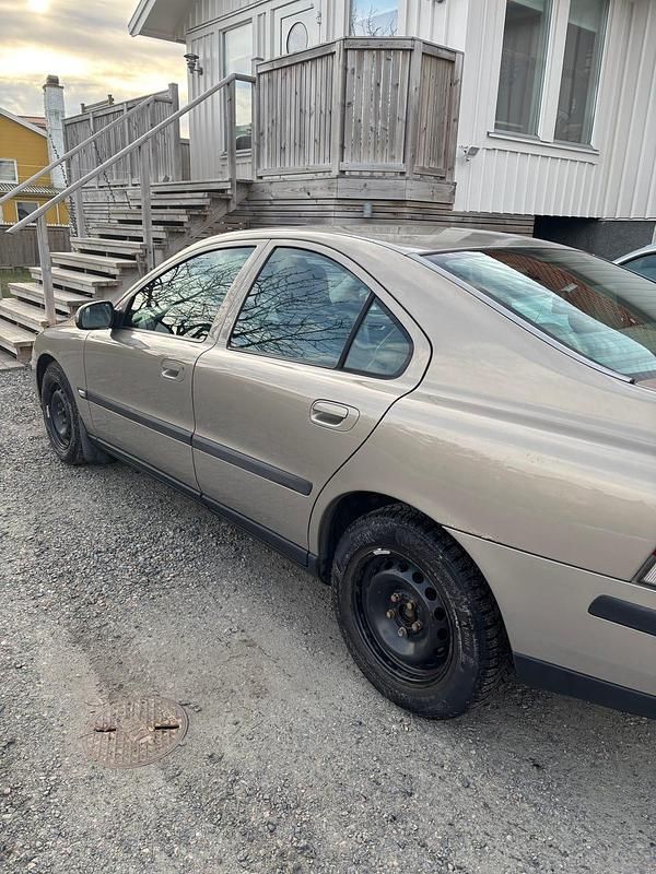 Begagnad 2003 Volvo S60 Sedan | 28 000 kr (Marknadspris) - Bild 1/4