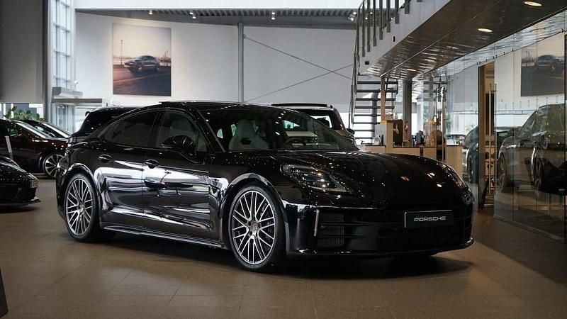 Svart Begagnad 2024 Porsche Panamera 4 Sedan | 1 295 000 kr (Superpris) - Bild 1/4