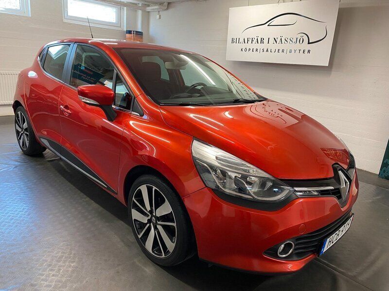 Röd Begagnad 2015 Renault Clio IV Halvkombi | 69 900 kr (Marknadspris) - Bild 1/4