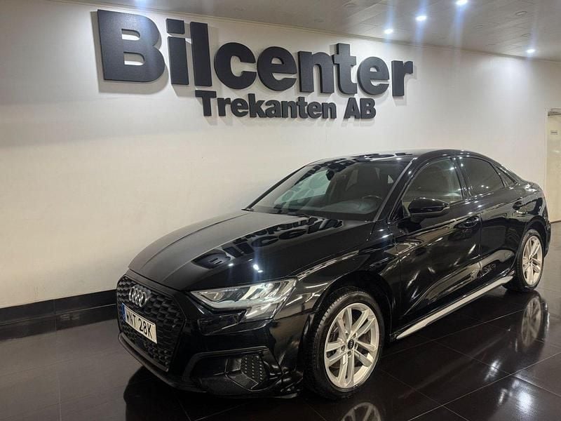 Svart Begagnad 2021 Audi A3 Sedan | 239 900 kr (Marknadspris) - Bild 1/4
