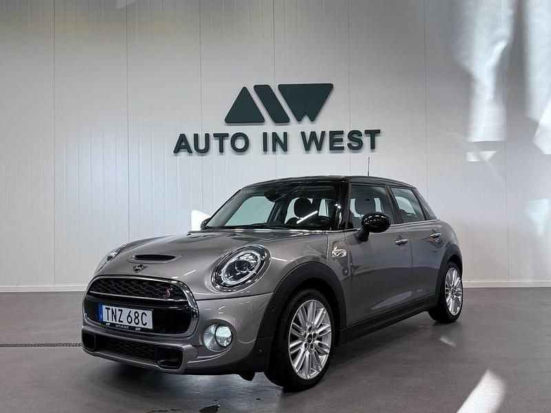 Grå Begagnad 2019 Mini Cooper S Chili Halvkombi | 209 900 kr (Marknadspris) - Bild 1/4