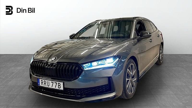 Grå Begagnad 2024 Skoda Superb SportLine Kombi | 484 900 kr (Dyr) - Bild 1/4