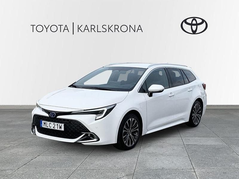 Vit Begagnad 2024 Toyota Corolla Style Kombi | 309 000 kr (Marknadspris) - Bild 1/4