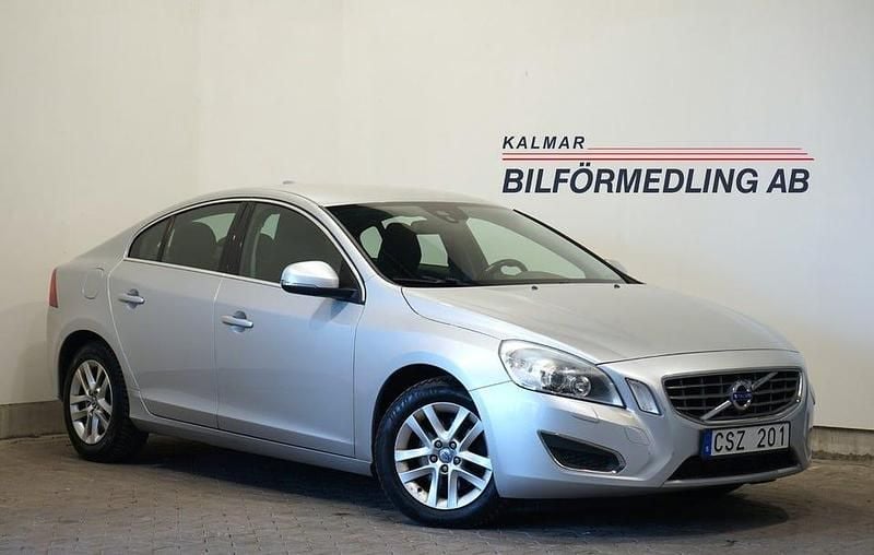 Ljusgrå Begagnad 2013 Volvo S60 Momentum Sedan | 99 500 kr (Bra pris) - Bild 1/4