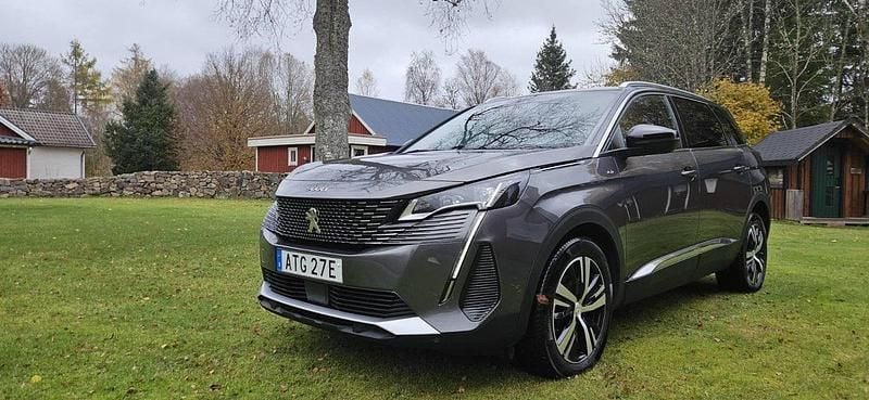 Grå Begagnad 2023 Peugeot 5008 SUV | 340 000 kr (Marknadspris) - Bild 1/4