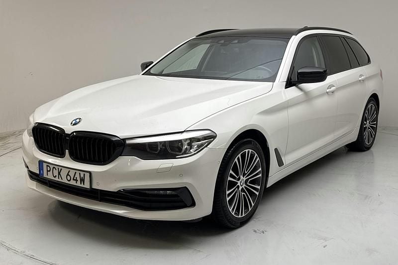Vit Begagnad 2020 BMW 520 Shadowline Kombi | 224 800 kr (Superpris) - Bild 1/4