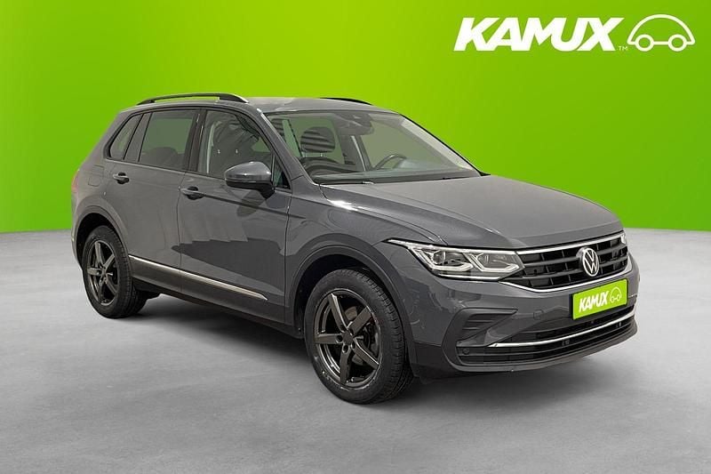 Silver/grå Begagnad 2021 VW Tiguan SUV | 329 800 kr (Bra pris) - Bild 1/4