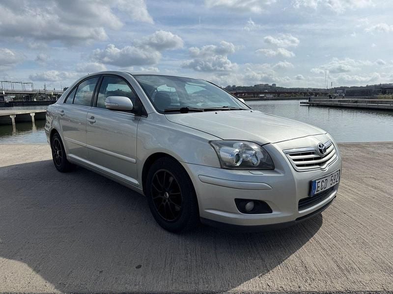 Silver Begagnad 2006 Toyota Avensis Halvkombi | 39 900 kr (Marknadspris) - Bild 1/4