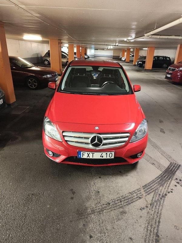 Röd Begagnad 2012 Mercedes B180 Minibuss | 79 000 kr (Marknadspris) - Bild 1/4