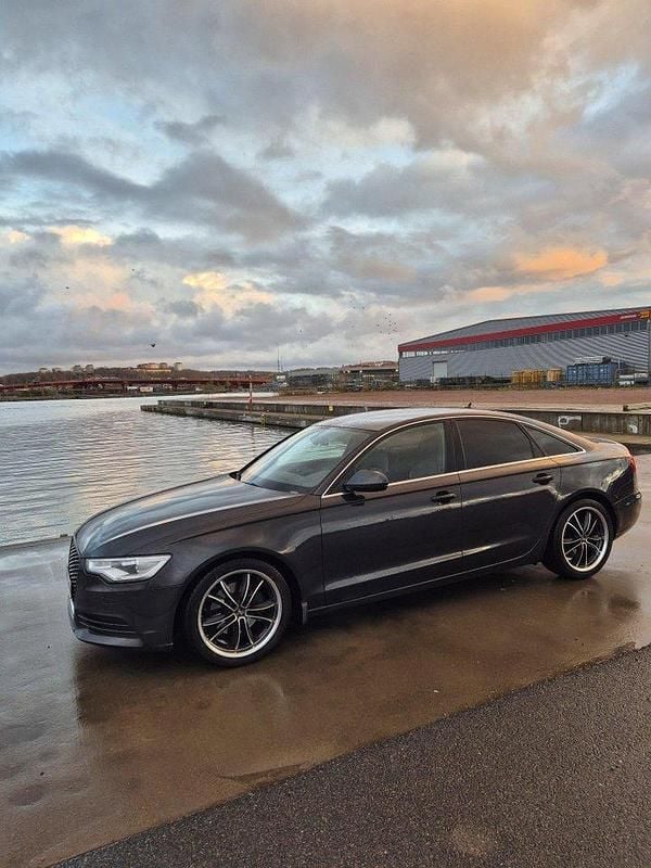 Grå Begagnad 2013 Audi A6 Ambition Sedan | 129 900 kr (Marknadspris) - Bild 1/4