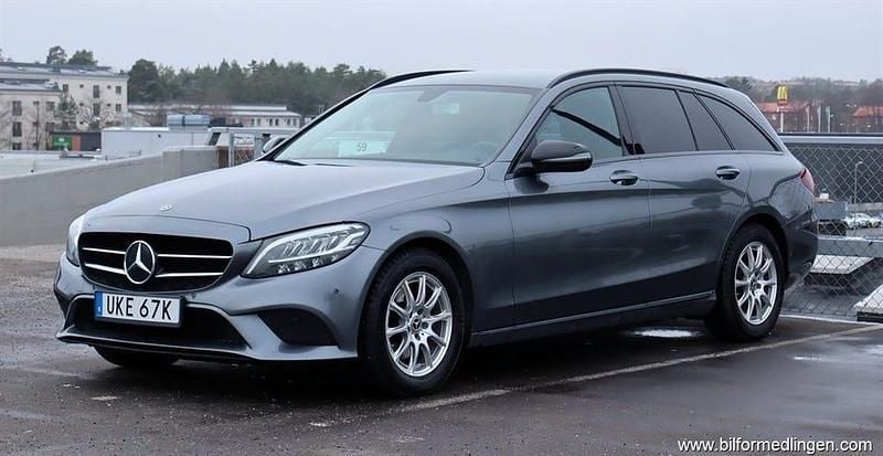 Grå samma som bilen Begagnad 2019 Mercedes C200 Avantgarde Kombi | 219 500 kr (Bra pris) - Bild 1/4
