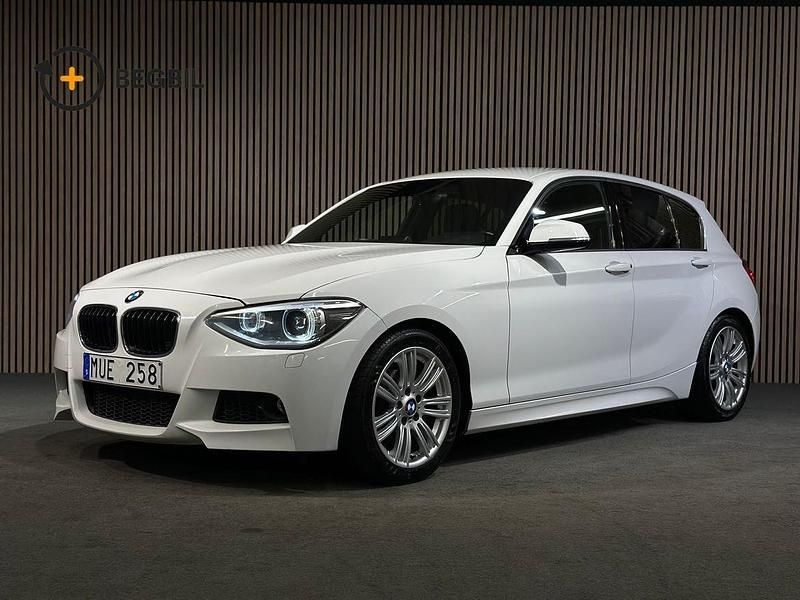 Vit Begagnad 2012 BMW 118 M Sport Halvkombi | 118 000 kr (Dyr) - Bild 1/4