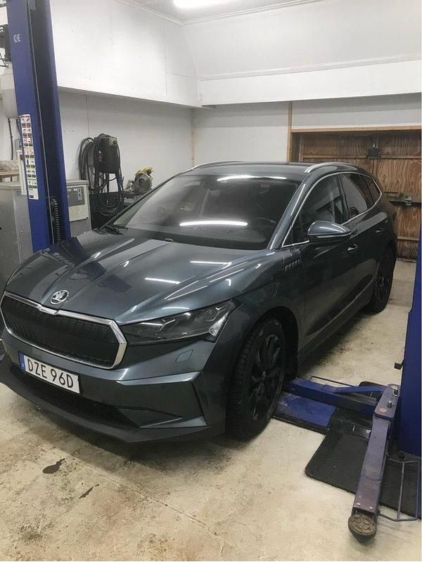 Grå Begagnad 2022 Skoda Enyaq iV SUV | 340 000 kr (Marknadspris) - Bild 1/4