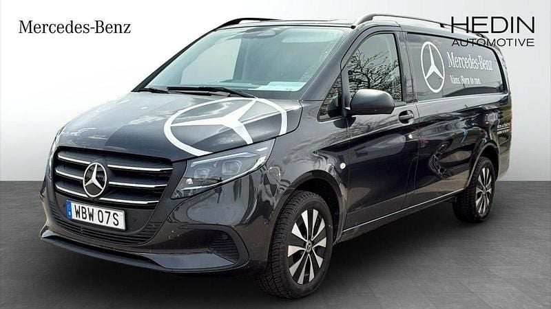 Mörkgrå (grey) Begagnad 2024 Mercedes Vito Minibuss | 656 250 kr (Marknadspris) - Bild 1/4
