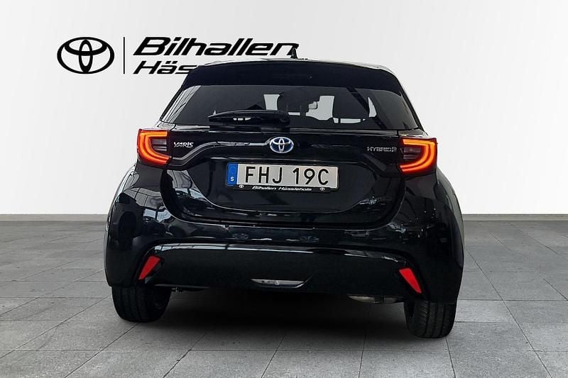 Begagnad Toyota Yaris 2023 Svart Halvkombi