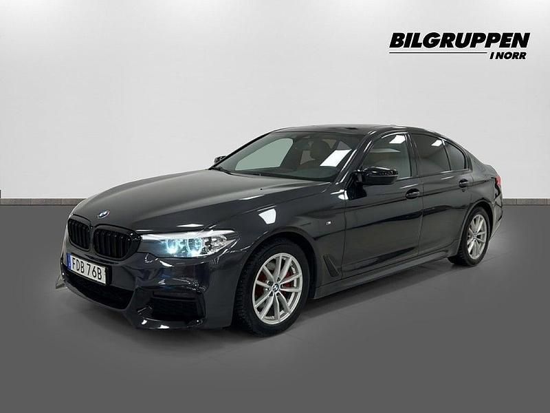 Grå Begagnad 2019 BMW 520 M Sport Sedan | 289 900 kr (Marknadspris) - Bild 1/3