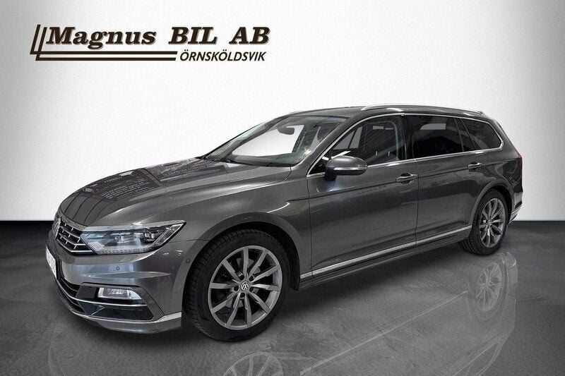 Mörkgrå (grå) Begagnad 2016 VW Passat R-line Kombi | 169 900 kr (Marknadspris) - Bild 1/4