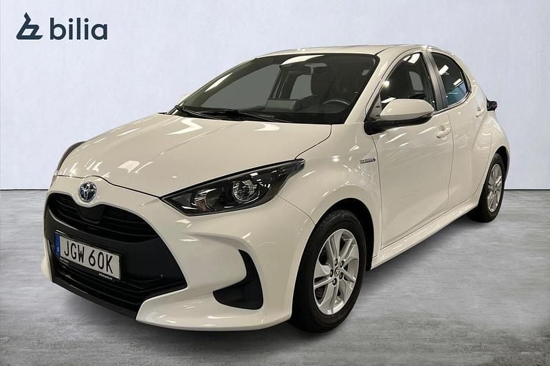 Vit Begagnad 2021 Toyota Yaris Hybrid Active Halvkombi | 209 800 kr (Marknadspris) - Bild 1/3