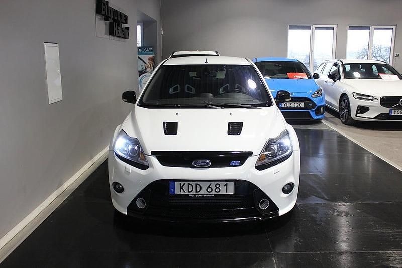 Begagnad Ford Focus RS 305 HK (224 kW) 2010 Frozen vit Halvkombi