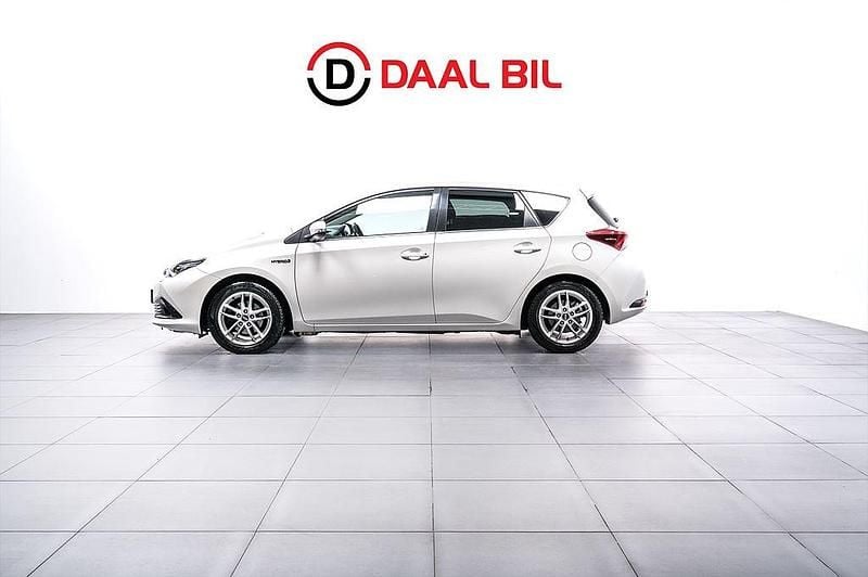 Vit Begagnad 2016 Toyota Auris Hybrid Active Halvkombi | 169 700 kr (Marknadspris) - Bild 1/4