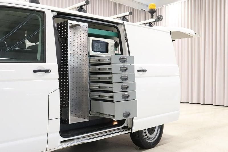 Vit Begagnad 2018 VW Transporter Van | 129 900 kr (Superpris) - Bild 1/4