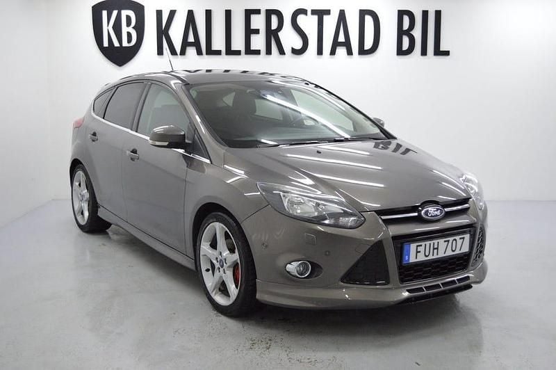 Begagnad Ford Focus Sport 125 HK (91 kW) 2013 Brun Halvkombi