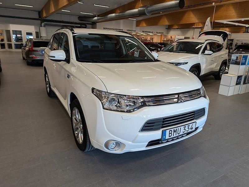 Vit Begagnad 2014 Mitsubishi Outlander P-HEV SUV | 129 900 kr (Bra pris) - Bild 1/4