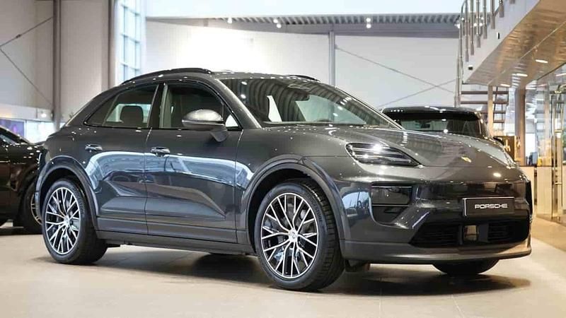 Grå Ny 2025 Porsche Macan 4 Electric SUV | 968 900 kr - Bild 1/1