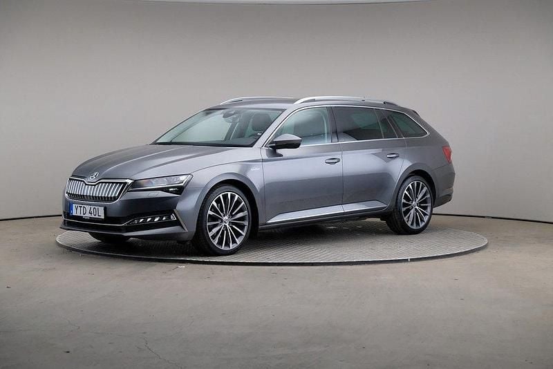 Grå Begagnad 2022 Skoda Superb Business Line Kombi | 305 000 kr (Marknadspris) - Bild 1/4