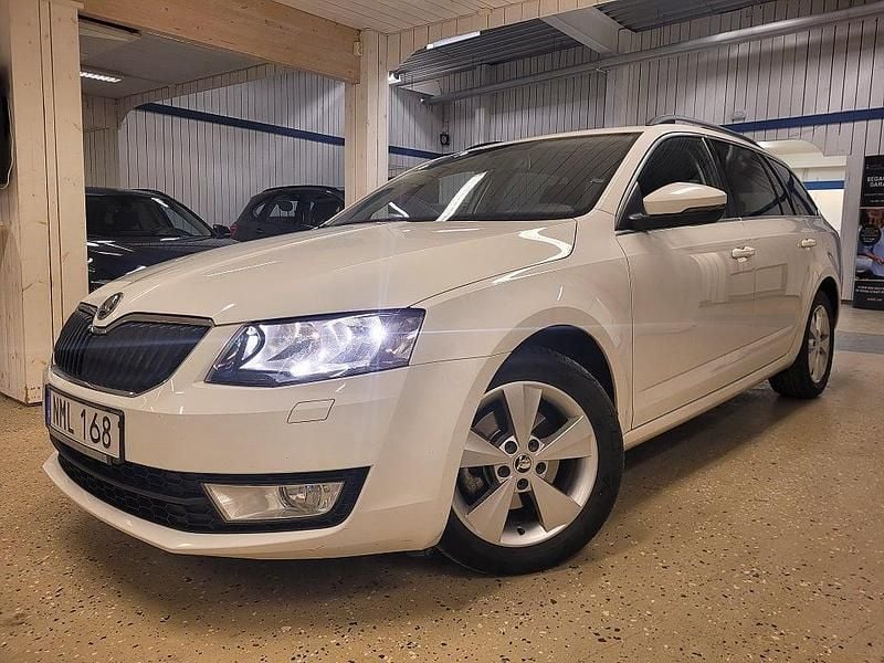 Vit Begagnad 2015 Skoda Octavia Ambition Kombi | 109 500 kr (Marknadspris) - Bild 1/4