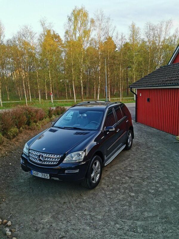 Svart Begagnad 2008 Mercedes ML350 SUV | 75 000 kr (Bra pris) - Bild 1/4