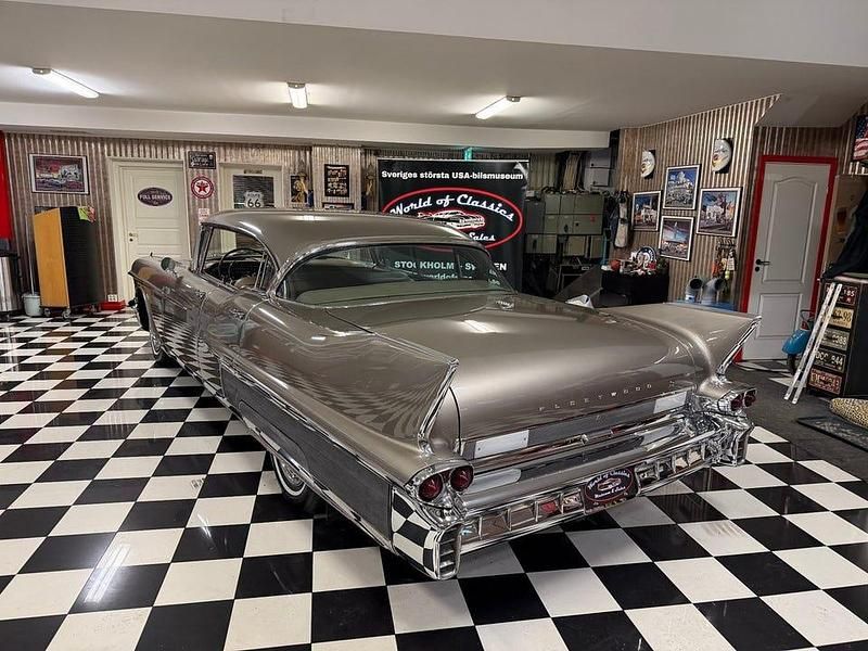 Begagnad Cadillac Fleetwood 310 HK (228 kW) 1958 Chamapgnemetallic Sedan