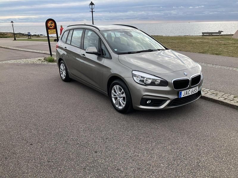 Silver Begagnad 2016 BMW 218 Gran Tourer Minibuss | 134 000 kr (Marknadspris) - Bild 1/4