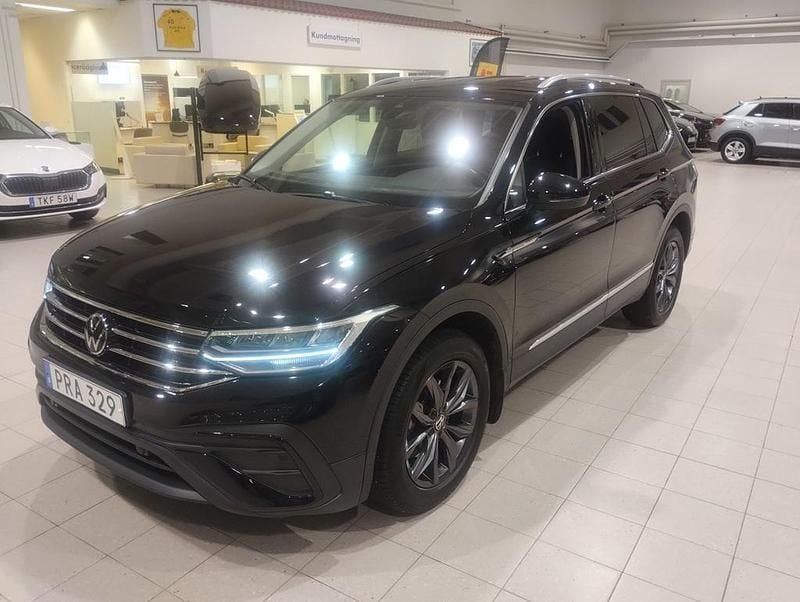 Deep black pearl Begagnad 2024 VW Tiguan Allspace SUV | 359 900 kr (Marknadspris) - Bild 1/4