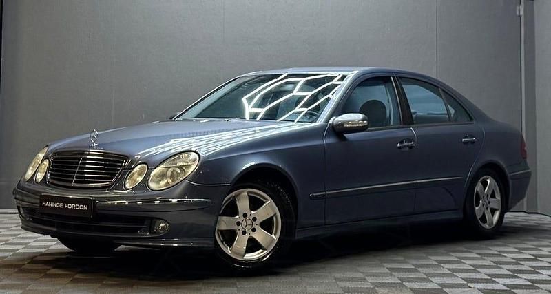 Ljusblå (blå) Begagnad 2005 Mercedes E200 Avantgarde Sedan | 59 900 kr (Marknadspris) - Bild 1/4