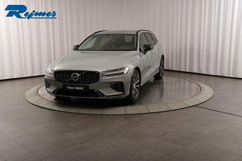 Grå (vapour grey metallic) Begagnad 2025 Volvo V60 Plus Kombi | 479 900 kr (Marknadspris) - Bild 1/4
