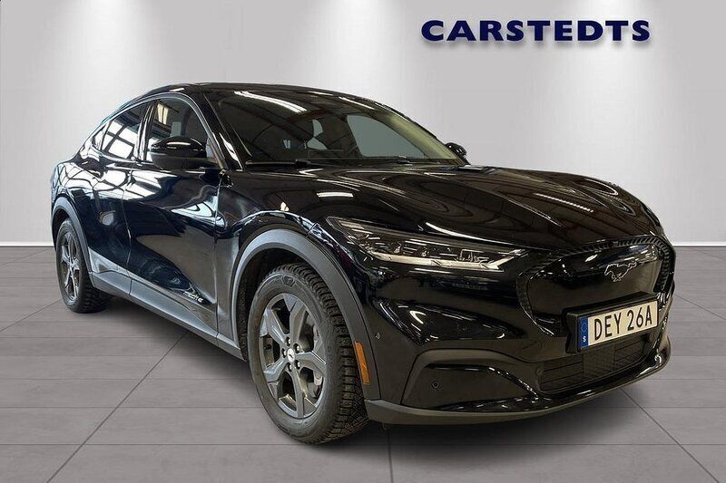 Svart Begagnad 2021 Ford Mustang Mach-E Standard Range SUV | 359 900 kr (Bra pris) - Bild 1/4
