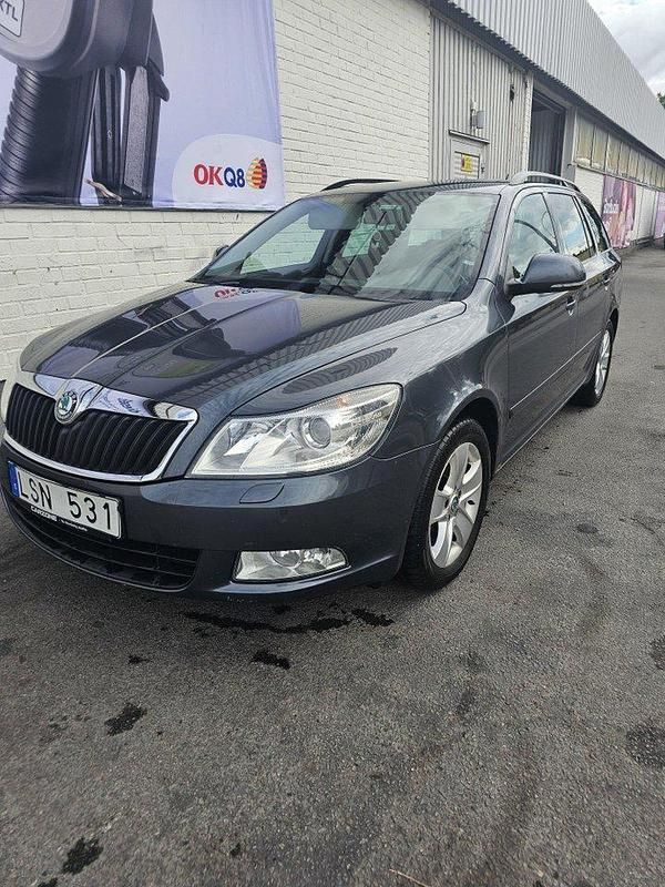 Grå Begagnad 2011 Skoda Octavia Elegance Kombi | 60 000 kr (Bra pris) - Bild 1/4