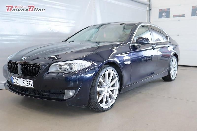 Blå Begagnad 2010 BMW 520 Sedan | 119 900 kr (Marknadspris) - Bild 1/4